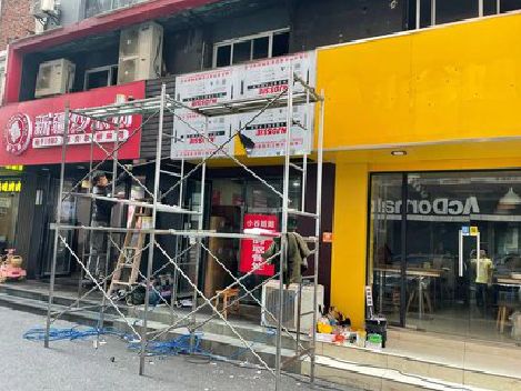 景洪制作广告招牌如何避免它发黄？